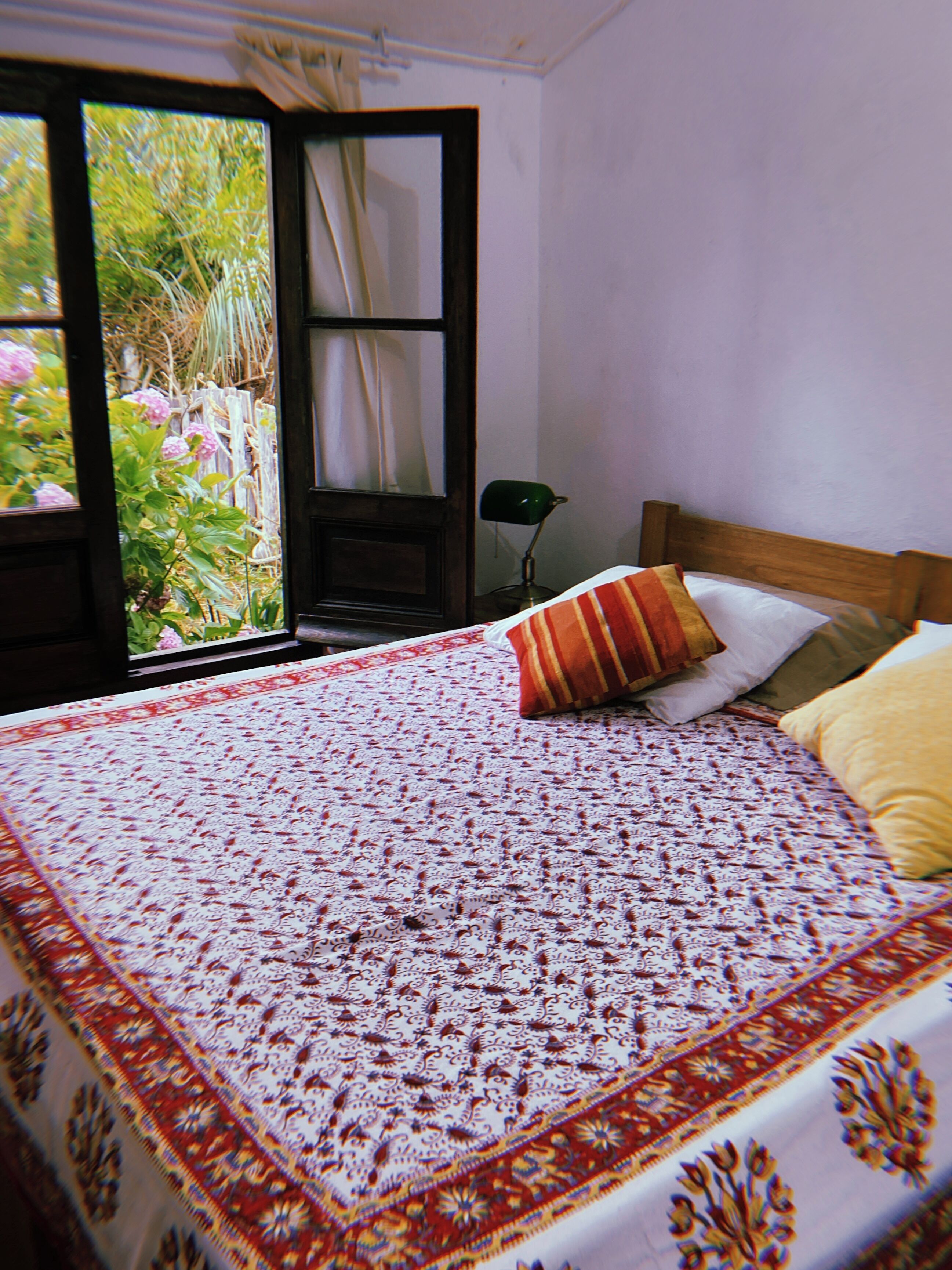 Comfort dubbelrum - uteplats - utsikt mot trädgården | Individuell inredning och skrivbord