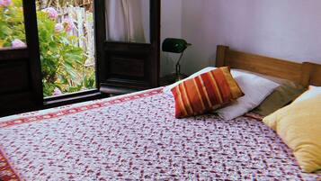 Comfort dubbelrum - uteplats - utsikt mot trÀdgÄrden | Individuell inredning och skrivbord