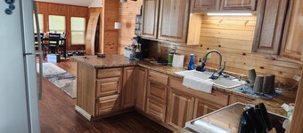 Fishing Cabin Charming 2-bedroom house in wonderful Fort Towson with WiFi, AC.