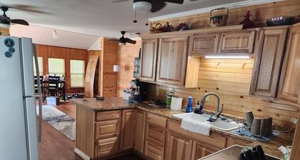 Fishing Cabin Charming 2-bedroom house in wonderful Fort Towson with WiFi, AC.