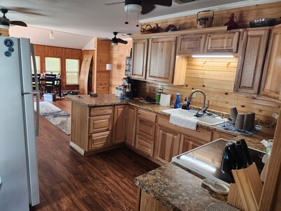 Fishing Cabin Charming 2-bedroom house in wonderful Fort Towson with WiFi, AC.