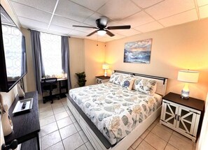 2 habitaciones, escritorio y tabla de planchar con plancha 