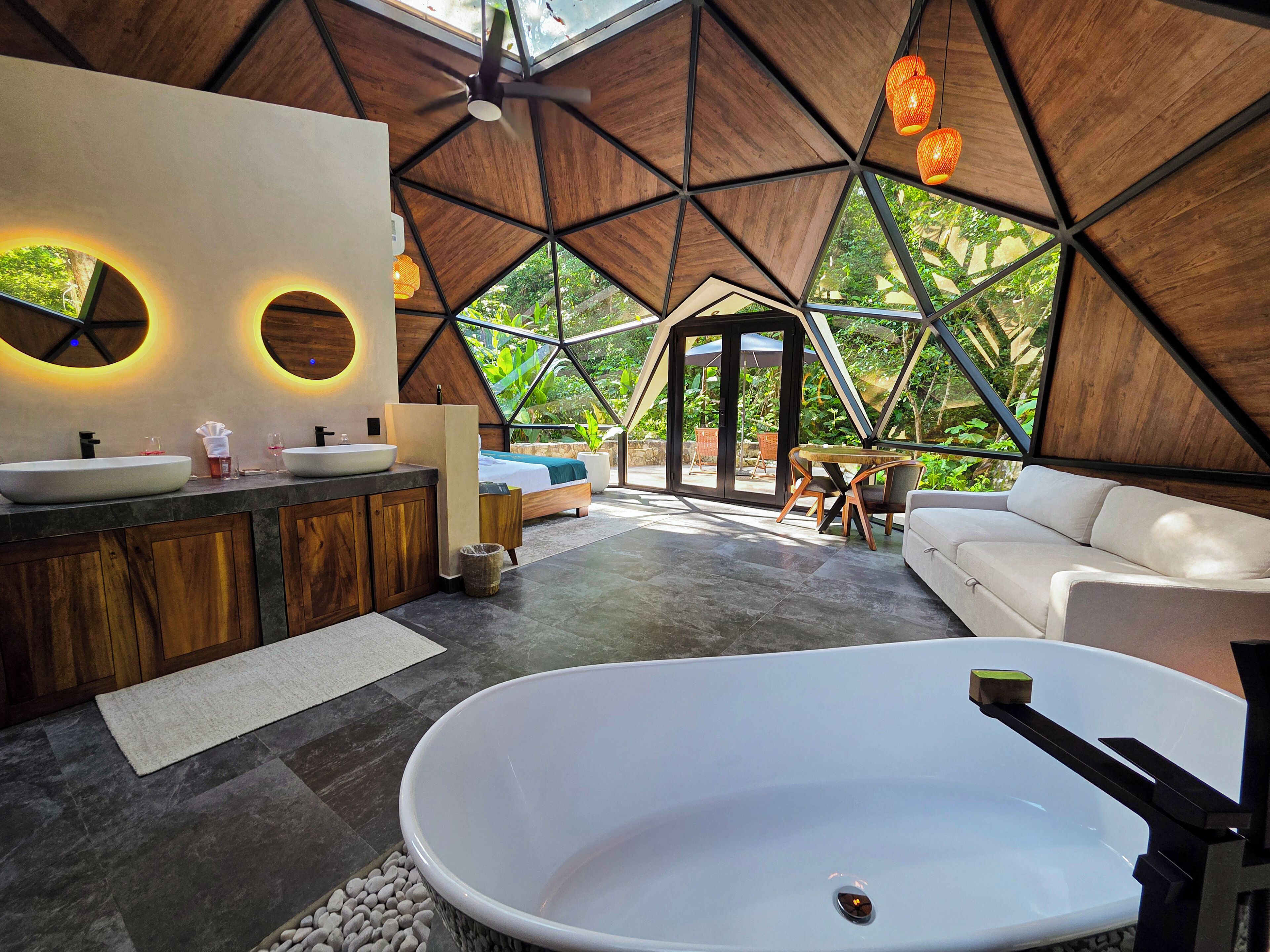Luxury Suite, Balcony, Mountain View | Living area