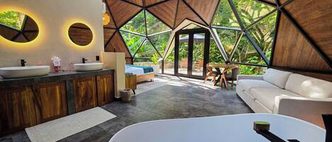 Luxury Suite, Balcony, Mountain View | Living area