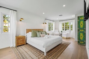 3 bedrooms, iron/ironing board, travel cot, free WiFi - Heated Pool Oasis | Palm Beach Retreat (West Palm Beach)