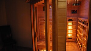 A sauna room with wooden benches and a digital display. - Lipowe Wzgórze (Limanowa)