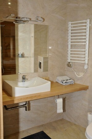Deluxe Apartment, Mountain View | Bathroom | Shower, towels, soap, shampoo - Lipowe Wzgórze (Limanowa)