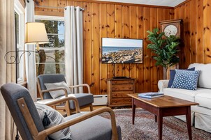 独立别墅, 多张床, 厨房, 海洋景观 (Bayview Beach Cottage) | 起居区 | 42-英寸纯平电视（配备数码频道）