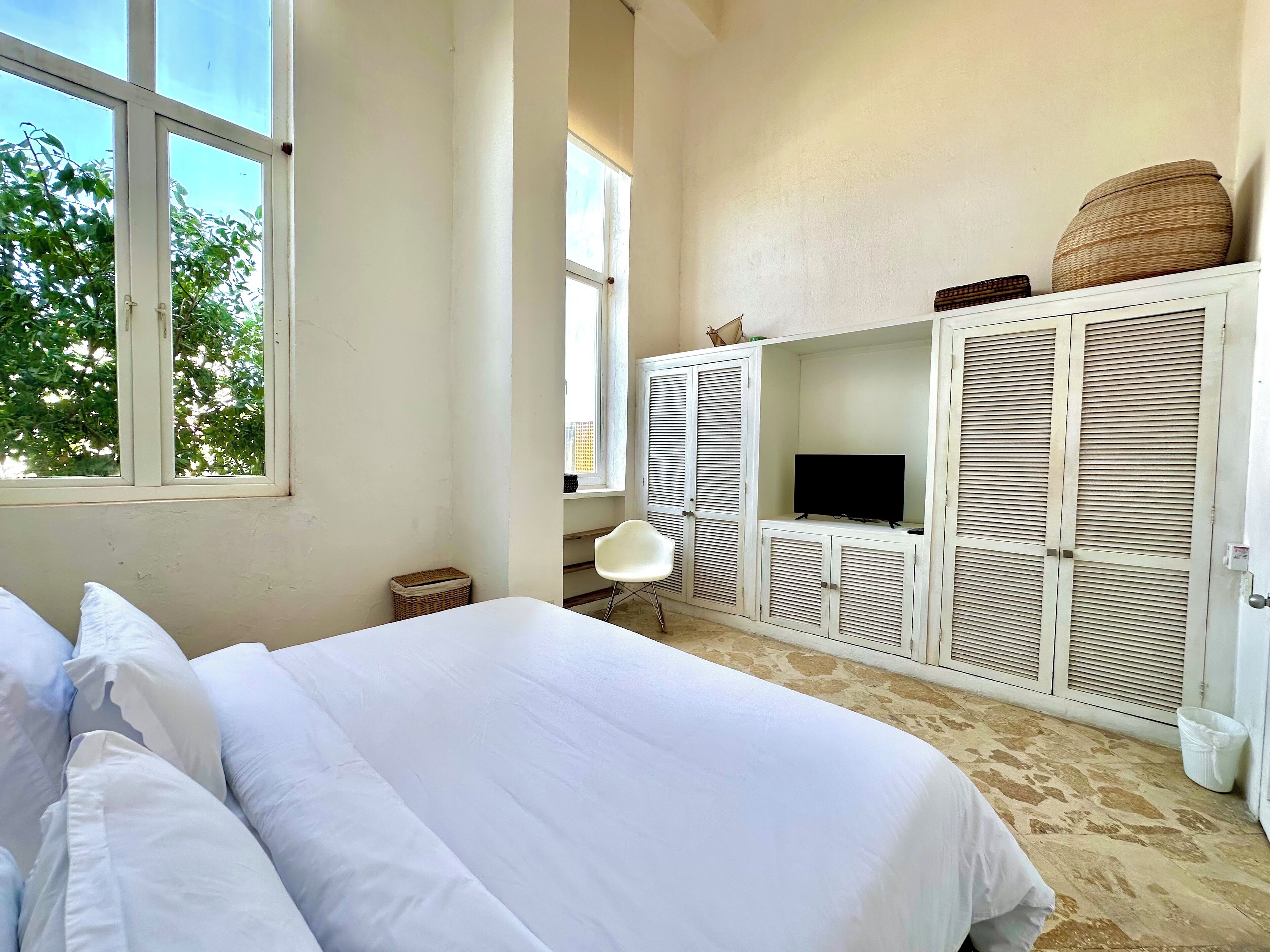 Apartamento familiar, 2 habitaciones, vistas a la ciudad | Decoración individual, mobiliario individual, escritorio