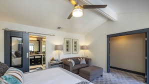 A hotel room with a large bed, a sofa, a desk, and a wardrobe. - Tranquil Home in Coto de Caza (Coto de Caza)