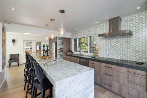 Fridge, microwave, oven, stovetop - Tranquil Home in Coto de Caza (Coto de Caza)