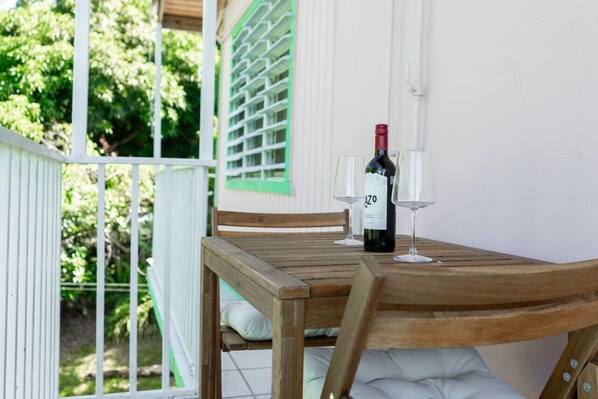 Outdoor dining - Nature's Lodge Escape (Sabana Grande)