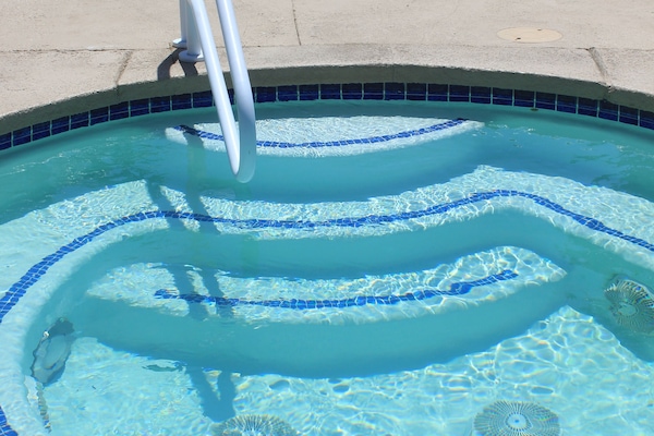 Utendørsbasseng og et oppvarmet basseng