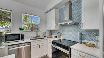 Een koelkast, een magnetron, een oven, een kookplaat