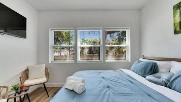 4 Schlafzimmer, Schreibtisch, Bügeleisen/Bügelbrett, Reisekinderbett