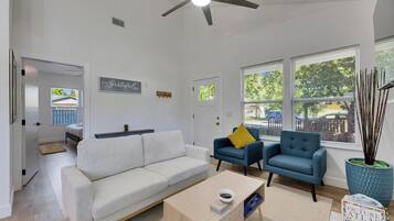 Een televisie en boeken