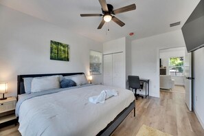 4 bedrooms, desk, iron/ironing board, travel crib