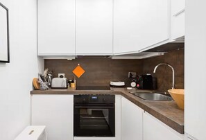 Een koelkast, een oven, een kookplaat, een vaatwasser