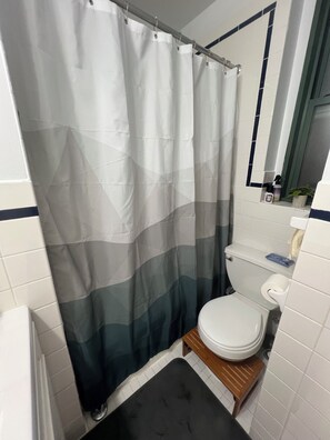Sèche-cheveux, serviettes fournies, papier toilette