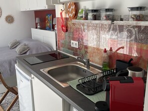Een koelkast, een microgolfoven, een kookplaat