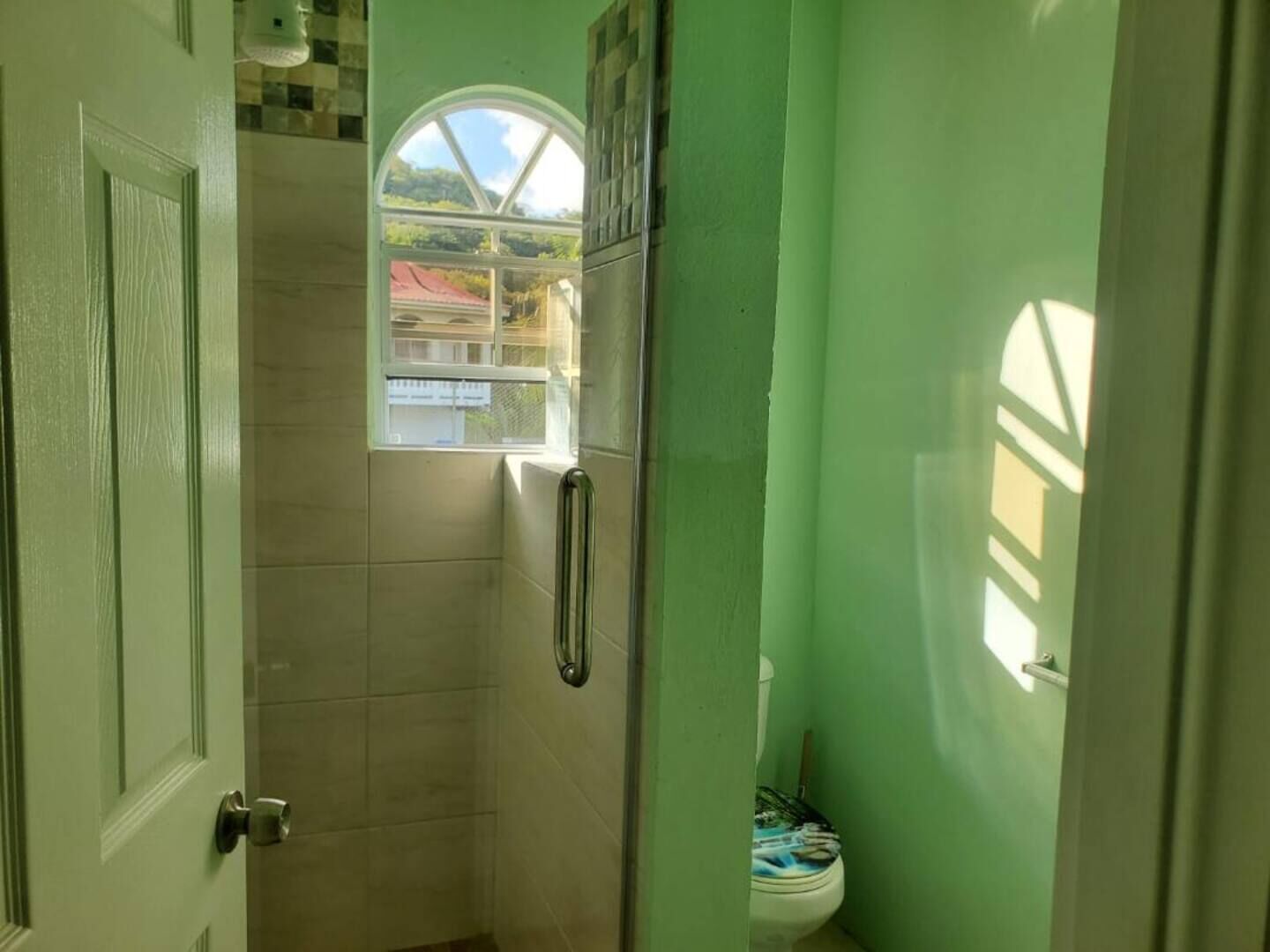 Douche, serviettes fournies, savon, shampoing