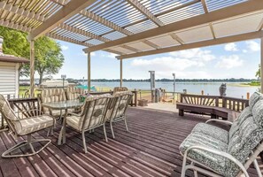 Outdoor dining - WATERFRONT❤️Orchard Inn❤️Walk 2 Beach/Park/Rentals (Lakeview)