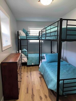 4 bedrooms, iron/ironing board, WiFi, bed sheets - WATERFRONT❤️Orchard Inn❤️Walk 2 Beach/Park/Rentals (Lakeview)