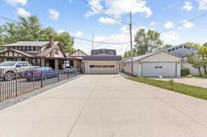 Property grounds - WATERFRONT❤️Orchard Inn❤️Walk 2 Beach/Park/Rentals (Lakeview)
