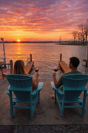 Two people sitting on chairs facing a sunset over a body of water. - WATERFRONT❤️Orchard Inn❤️Walk 2 Beach/Park/Rentals (Lakeview)