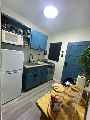 Een koelkast, een magnetron, een oven, een kookplaat