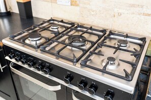 Fridge, microwave, oven, stovetop - 4BDR house/8 guests/Contractor/Work Friendly/Holiday Home (Doncaster)