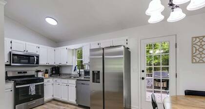 Tranquil Hideaway Home - Pet-friendly!