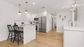 冰箱、微波炉、烤箱、炉灶