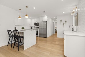 Fridge, microwave, oven, stovetop - Resort Villa /Heated Pool /Pickleball (San Antonio)