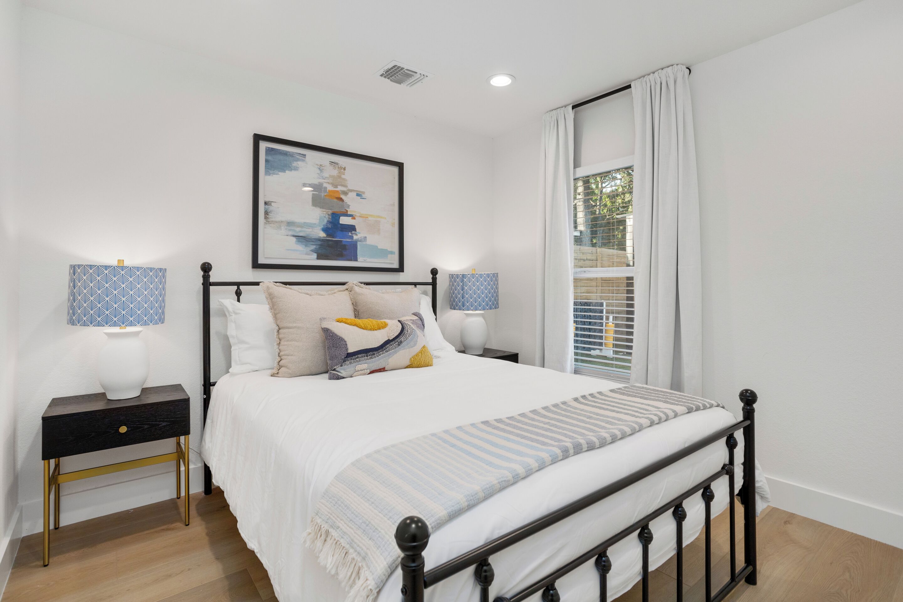 6 bedrooms, iron/ironing board, WiFi, bed sheets