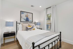 6 bedrooms, iron/ironing board, WiFi, bed sheets