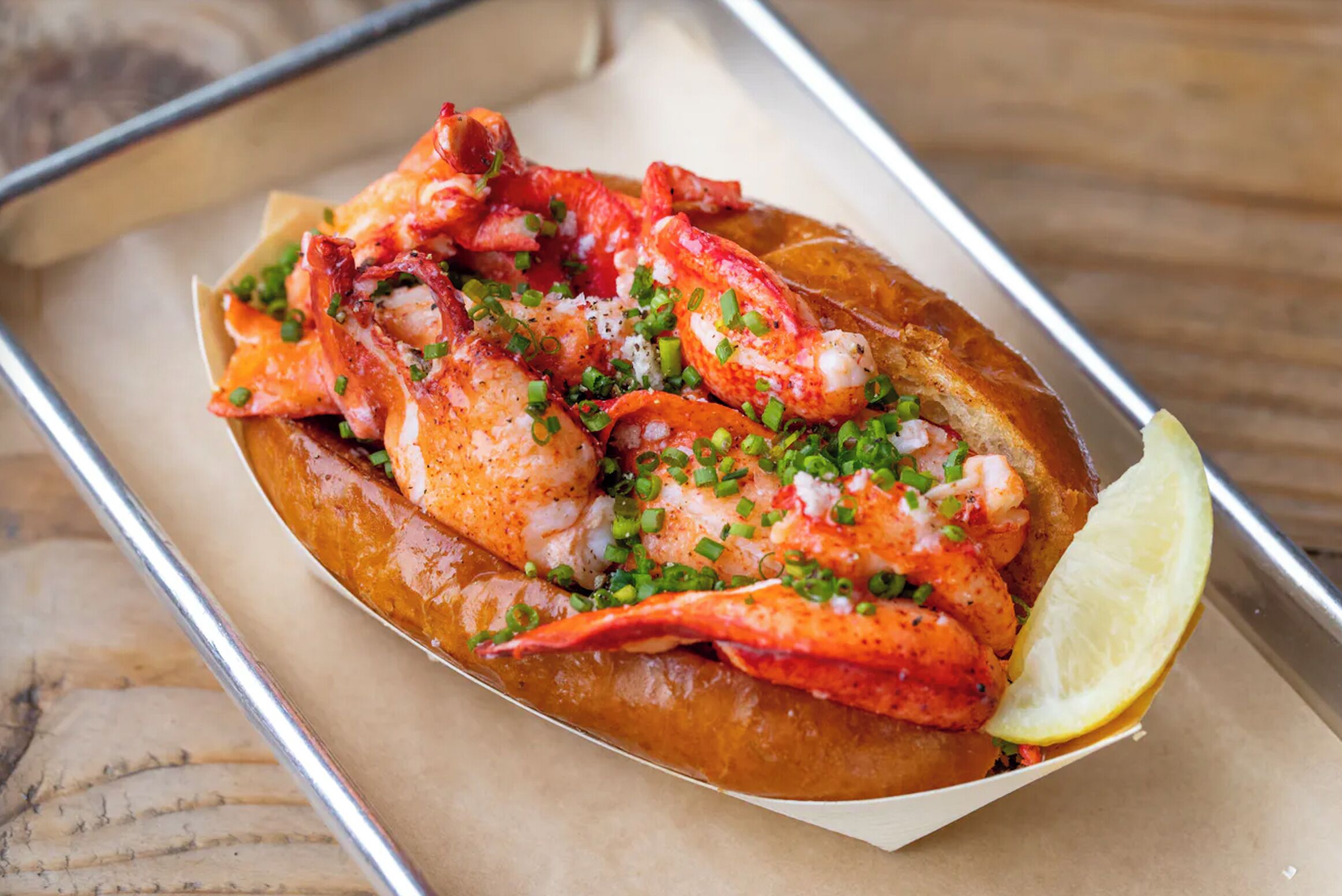 Un plat de homard servi sur un plateau.