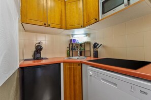 Réfrigérateur, micro-ondes, lave-vaisselle, cafetière/bouilloire