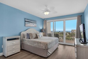 3 habitaciones, escritorio y tabla de planchar con plancha