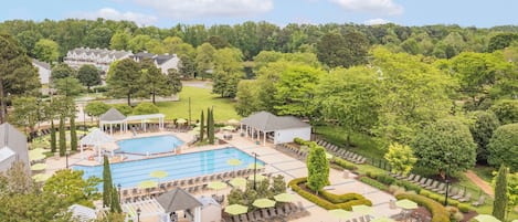 Piscine intérieure, piscine extérieure