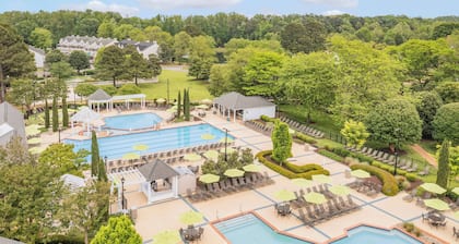 Spacious W'burg 4BDR/4BA townhome lockout for 12, near attractions. Great value.