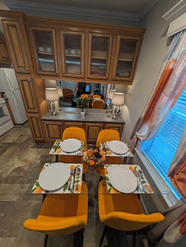 Citrus Lodge. 70" TV. Patio, Quiet,Private Patio & Free Parking