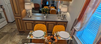 Citrus Lodge. 70" TV. Patio, Quiet,Private Patio & Free Parking