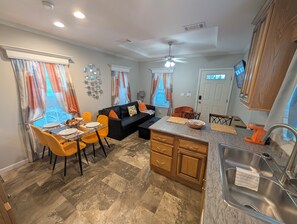 Interior - Citrus Lodge. 70" TV. Patio, Quiet,Private Patio & Free Parking (Orange City)