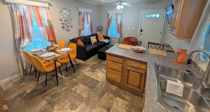 Citrus Lodge. 70" TV. Patio, Quiet,Private Patio & Free Parking