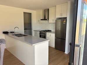 Geladeira, micro-ondas, fogão, cooktop