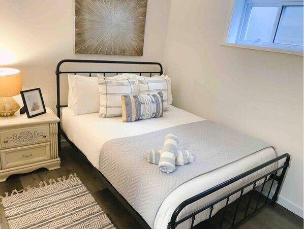 1 bedroom, WiFi, bed sheets - Beautiful, Cozy & Private Space in Thunder Bay! (Thunder Bay)