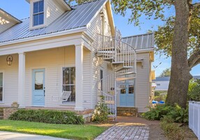 Loft, 1 Queen Bed, Kitchenette | Free WiFi