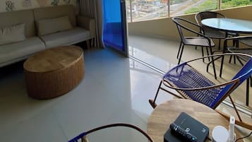 43 インチのスマートテレビ (衛星放送視聴可)