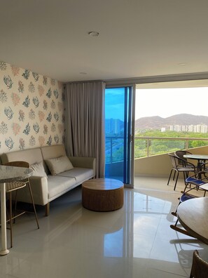 43-inch Smart TV with satellite channels - U-GO Edificio Oasis (Santa Marta)